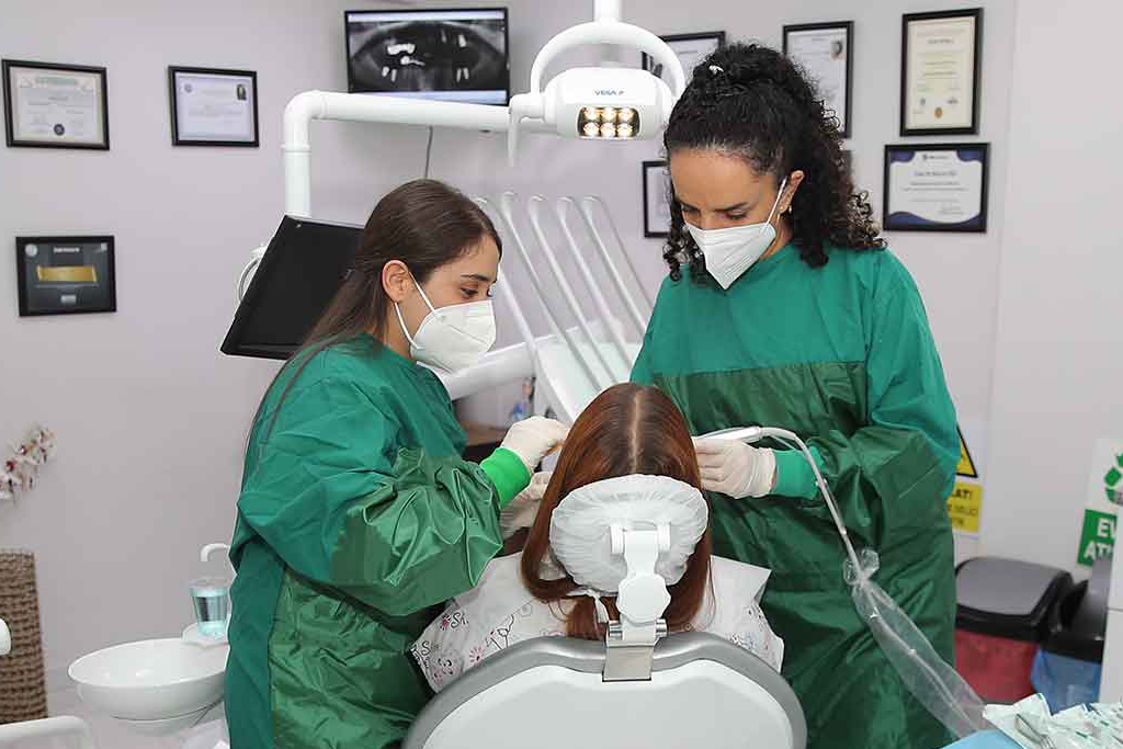 Sağlıklı Gülüşler İçin Karşıyaka'da İmplant Tedavisi